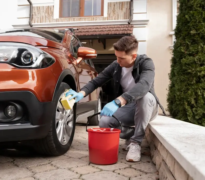 Lavage auto à domicile Saint-Sever-de-Saintonge : professionnel intervenant sur un véhicule